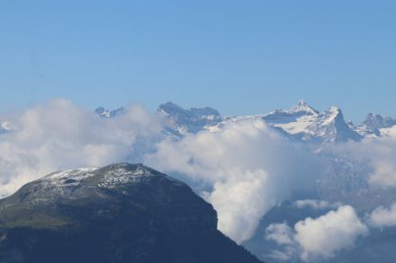 Neige fraîche sur les montagnes de Suisse centrale avec l’Uri Rotstock. En premier plan, le Fronalpstock. Photo : Daniel Gerstgrasser, 20 septembre 2022.