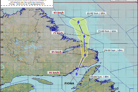 Figure 1 : Prévision de la trajectoire de la tempête post-tropicale Fiona dimanche 25 septembre (heures locales de l’est du Canada). La plage de couleur jaune représente l’incertitude de la trajectoire de la tempête et non pas sa taille. Les valeurs en rouge sont les vents maximaux. Source: Centre canadien de prévision des ouragans