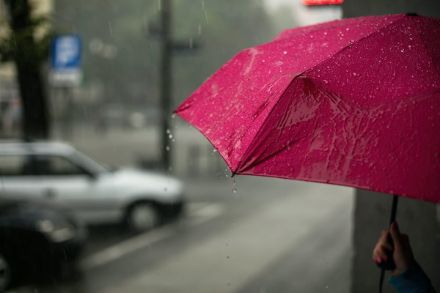 MétéoSuisse lance des sondages sur le système d'alerte d’intempéries. Image : Unsplash.