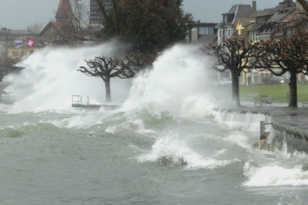 De hautes vagues s'écrasent sur le front du lac