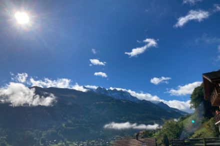 Vue des Dents du Midi coiffées de neige sous un soleil radieux depuis Troistorrents dimanche matin à 11h38. Merci pour vos partages! Photo : Observations Météo - App @MétéoSuisse