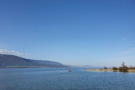 Les journées ensoleillées ont été nombreuses en 2022 au-dessus du lac de Neuchâtel comme le 17 octobre, vers Yvonand.
