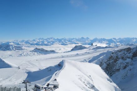 Image des Alpes et du glacier des Diablerets enneigé.