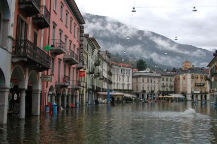 Entre le 12 et le 17 octobre 2000, le Sud des Alpes a connu une importante inondation. Sur la photo la Piazza Grande de Locarno a été inondée. L'automne est-il toujours la saison la plus humide au Sud ?