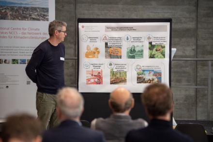 L'animateur de l'atelier fait une présentation devant un groupe de participants.