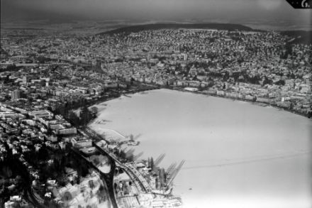 Image aérienne du lac de Zurich gelé