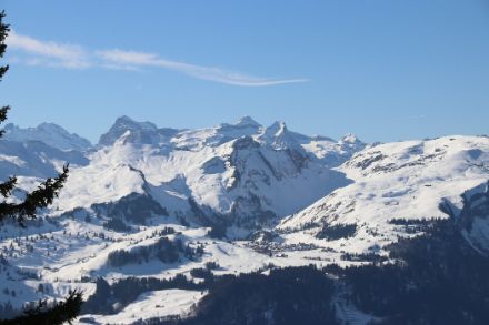 Montagnes enneigées et ciel bleu