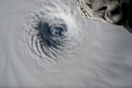 Oeil du cyclone tropical "Freddy", photographié depuis la station spatiale internationale.