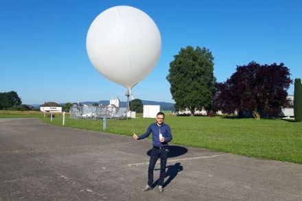 Un ballon sonde est prêt à être envoyé dans l'atomsphère