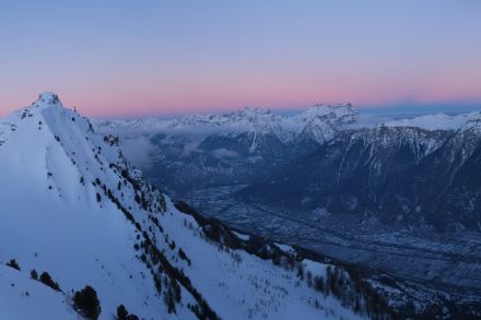 Ecart des températures mensuelles moyennes entre les mois de janvier et de février entre 1900 et 2022 pour 4 stations de Suisse romande 