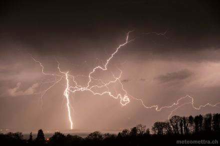 Foudre capturée depuis Lausanne lundi 13 mars en soirée. (Photo : François Mettra)