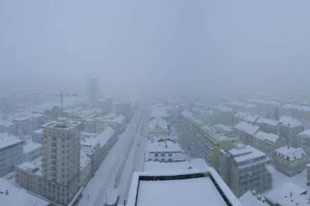 Réveil blanc à La-Chaux-de-Fonds avec 11 cm de neige fraîche. Image : https://lachauxdefonds.roundshot.com/#/