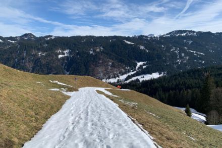 Peu de neige le 18 février 2023 sur le domaine skiable d’Alpthal (SZ).