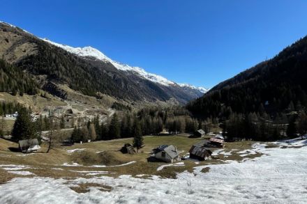 Le ciel bleu de ce mercredi 19.04.2023 dans le Val Bedretto (TI) laissera la place à la pluie et à la neige demain jeudi.