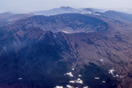 Vue aérienne de la caldeira du volcan Tambora aujourd'hui. L'éruption du Tambora a été en grande partie responsable d'un été très froid en 1816. Source : Manuel Marty, "Tambora und das Jahr ohne Sommer 1816", publication de l'Académie suisse des sciences naturelles (SCNAT) en 2016.