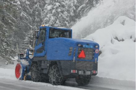 Chasse-neige dans une forêt enneigée.