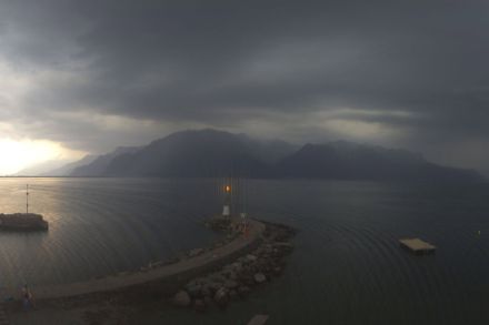 Feu à éclipse de la Tour-de-Peilz allumé en avis de tempête peu avant l'arrivée d'un violent orage. Source : roundshot.com