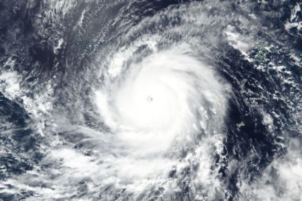 Image satellite du typhon Mawar le 27 mai 2023. Source : NASA - https://worldview.earthdata.nasa.gov/
