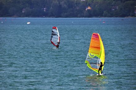 Planches à voile sur plan d'eau