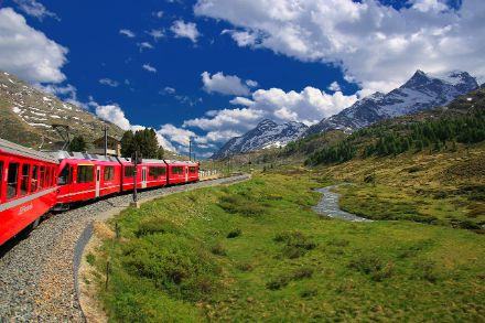 Le chemin de fer – un moyen pratique de visiter les régions climatiques de Suisse. Image : pixabay.com