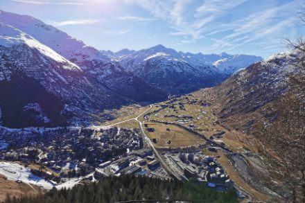 Photo de la vallée de Ursen en janvier 2023 avec très peu de neige.