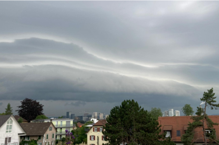 Nuage de type « arcus » accompagnant une ligne de grain, photographié dans la région de Zürich ce mercredi 21 juin. Source : Crowdsourcing@MétéoSuisse-App