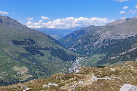  En raison de l'air sec, seuls quelques nuages étaient présent hier, même dans les Alpes, comme ici à Vals. Photo : Nicole Graf.