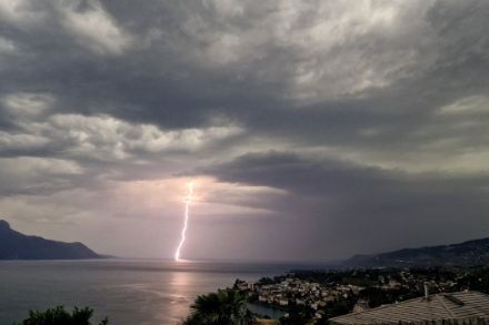 Éclair photographié depuis Montreux le mardi 11 juillet 2023.