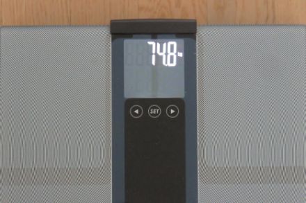 Pèse-personne avec un poids indiqué de 74,8 kg