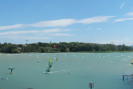 Les véliplanchistes et autres kite-surfers s'en sont donnés à cœur joie hier sur le Lac de Neuchâtel. Source : webcam de Saint-Blaise.