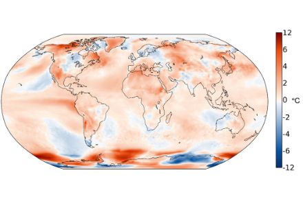 Le graphique montre le modèle spatial sur l'Europe de l'anomalie de la température moyenne mensuelle pour juillet 2023 par rapport à la norme 1991-2020. Les zones colorées en rouge dans le bassin méditerranéen, au Groenland et en Russie indiquent des températures supérieures à la moyenne dans ces régions. En bleu, les régions où les températures sont inférieures à la moyenne : en font partie la Grande-Bretagne, l'Islande, la Scandinavie et d'autres parties de l'Europe du Nord et de l'Est.