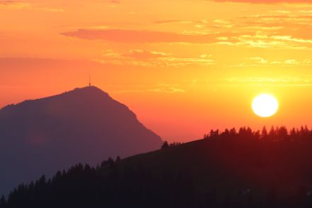 Coucher de soleil sur une montagne