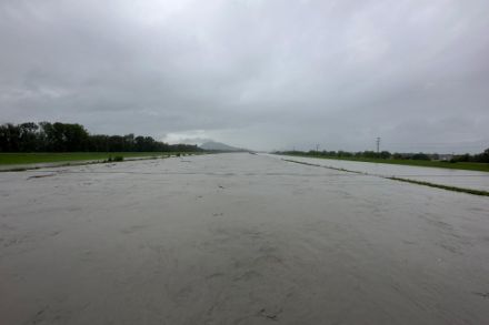 Le Rhin charriait beaucoup d'eau lundi au niveau de Diepoldsau (SG). Image: Observations météo de notre application
