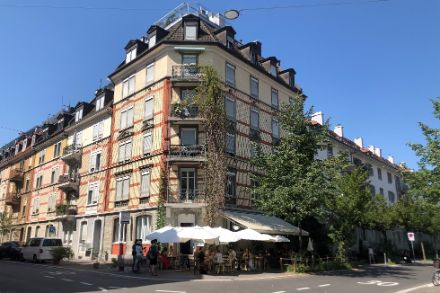 En ville - comme ici à Zurich - la chaleur s'accumule souvent les jours où il fait plus de 30 degrés. Image : MétéoSuisse / Alexandra Kohler.