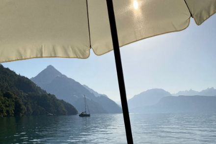 Photo d'un lac et d'un parasol.