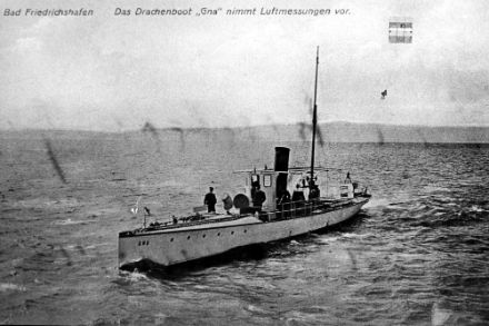 Le GNA , bateau lanceur de cerfs-volants, avec un cerf-volant Hargrave lors de mesures météorologiques sur le lac de Constance vers 1908. Image : © LWL-Centre des médias pour la Westphalie