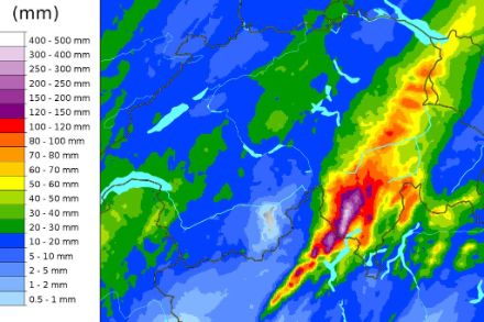 Accumulation de précipitations entre 13 heures le jeudi et 13 heures le vendredi 22 septembre, estimée par radar et combinée aux mesures de précipitations au sol.