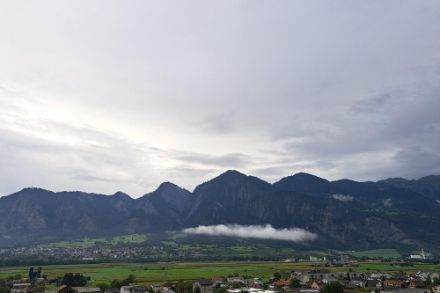 Depuis plusieurs jours et jusqu'à hier, on pouvait tout au plus voir quelques nuages convectifs. Ce matin, la Suisse s'est réveillée sous un ciel couvert. Image : Untervaz, App/message météo.
