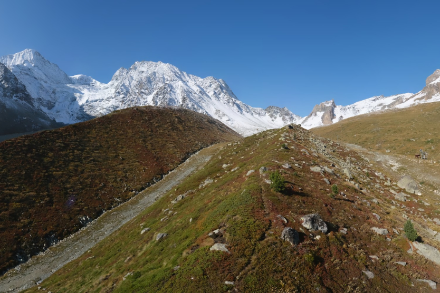 La neige côtoie les couleurs chatoyantes de l'automne en dessus d'Arolla ce matin vers 10h. (Webcam Roundshot Arolla)