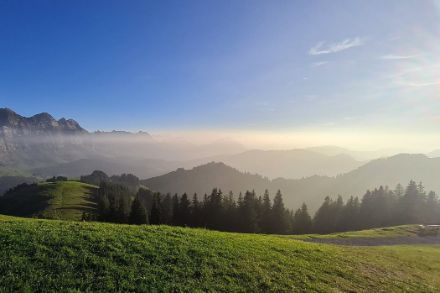 Photo de montagne dans la brume.