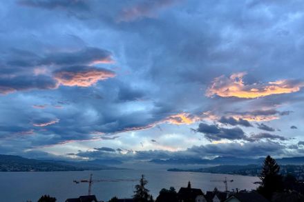 Lever de soleil à Oberrieden (ZH) avec des nuages lenticulaires sublimés par les premiers rayons de lumière, vue en direction des Alpes glaronaises. Photo : observations météo – App @MétéoSuisse