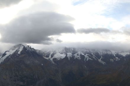 Le matin du 19 octobre 2023, l'Oberland bernois a connu une atmosphère typique de foehn, avec des nuages sur la crête des Alpes bernoises. Cette couverture nuageuse est également appelée "mur de foehn". Photo : https://schilthorn.roundshot.com/birg/.