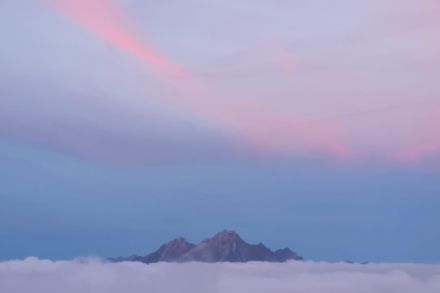 Le Pilatus vu depuis la limite supérieure du stratus au Rigi, ce lundi 16.10 en matinée. Source : observations météo – App @MétéoSuisse