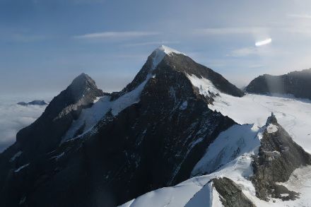 La Jungfrau, entre nuages bas et brume ce dimanche matin.