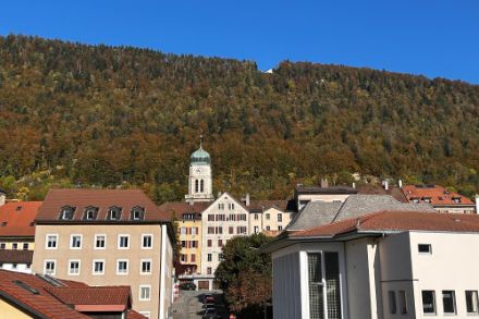 Ciel dégagé le 13 octobre 2023 à Saint-Imier. La forêt commence à se parer de couleurs. Source : Observations Météo - App MétéoSuisse