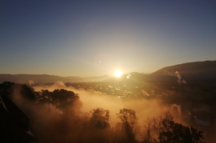 Lever de soleil à Genève avec des bancs de brouillard. 