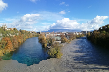 Genève le 15 novembre 2023 : une des rares journées ensoleillées en novembre 2023. Suite à de fortes précipitations et à la fonte de la neige en montagne, l’Arve (rivière à droite) a connu une importante crue. Source : Observations Météo - App MétéoSuisse