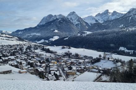 Les montagnes ont retrouvé des couleurs hivernales jusque vers 1000 m en ce jour de l’an 2024, comme par exemple à Château-d’Oex.