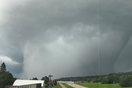 Orage très violent arrivant par l’ouest sur La Chaux-de-Fonds vu depuis l’aérodrome des Eplatures le 24 juillet 2023. 