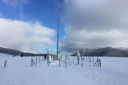 La station de mesure automatique des Charbonnières, dans le canton de Vaud, mesure, entre autres, la température et les précipitations. Source : Luca Modolo, MétéoSuisse.